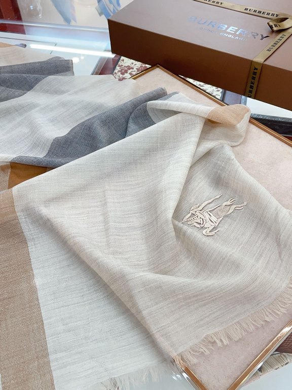 Early fall classic barber cashmere barber shawl. Soft touch, grid novelty, classic popular must-haves. Closed eyes know that this is burbeery's classic series of limited edition models. This quality you shop all over chi