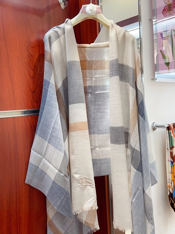 Early fall classic barber cashmere barber shawl. Soft touch, grid novelty, classic popular must-haves. Closed eyes know that this is burbeery's classic series of limited edition models. This quality you shop all over chi