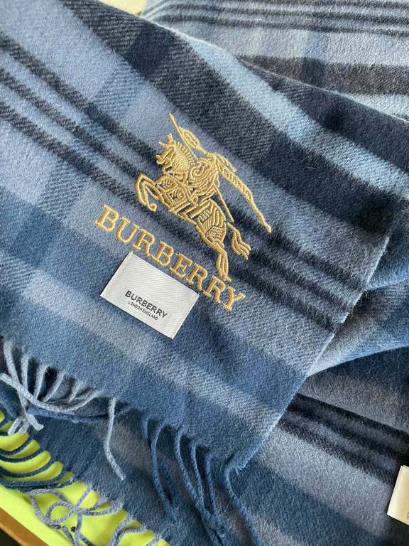 The Burberry Bur cashmere plaid looks crazy good, so stylish and glamorous!!!! Very svelte and stylish fallwinter piece! Really like it, very Classical men's design. Men's stuff less and more! ! 100% cashmere, the feel i