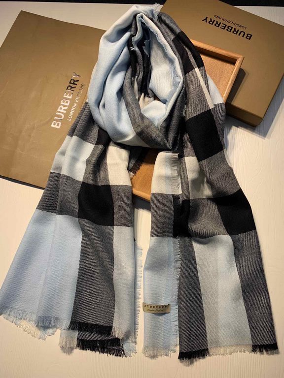 Bu. Boberly's most classic plaid model ~ grain clear fabric is excellent Nepalese cashmere raw materials. The touch is soft and delicate like a baby's skin. Scarf four sides scattered whiskers dynamic and energetic! On t