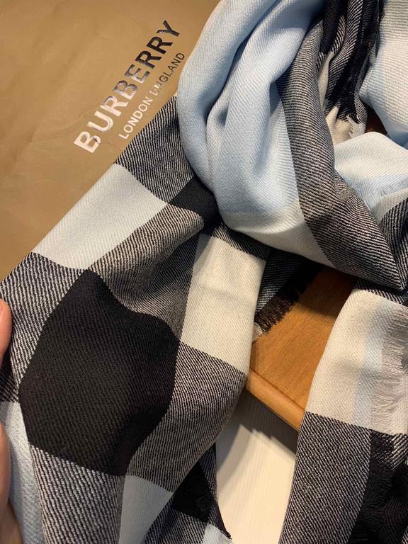 Bu. Boberly's most classic plaid model ~ grain clear fabric is excellent Nepalese cashmere raw materials. The touch is soft and delicate like a baby's skin. Scarf four sides scattered whiskers dynamic and energetic! On t