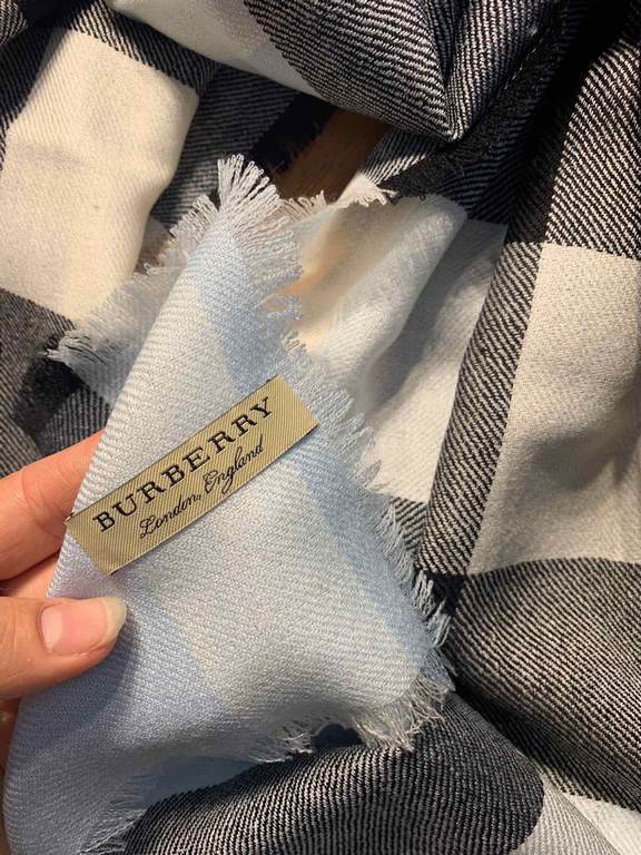 Bu. Boberly's most classic plaid model ~ grain clear fabric is excellent Nepalese cashmere raw materials. The touch is soft and delicate like a baby's skin. Scarf four sides scattered whiskers dynamic and energetic! On t