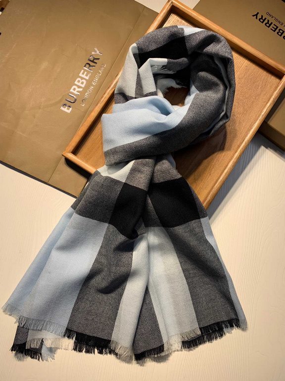 Bu. Boberly's most classic plaid model ~ grain clear fabric is excellent Nepalese cashmere raw materials. The touch is soft and delicate like a baby's skin. Scarf four sides scattered whiskers dynamic and energetic! On t