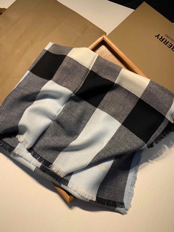 Bu. Boberly's most classic plaid model ~ grain clear fabric is excellent Nepalese cashmere raw materials. The touch is soft and delicate like a baby's skin. Scarf four sides scattered whiskers dynamic and energetic! On t