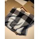 Bu. Boberly's most classic plaid model ~ grain clear fabric is excellent Nepalese cashmere raw materials. The touch is soft and delicate like a baby's skin. Scarf four sides scattered whiskers dynamic and energetic! On t