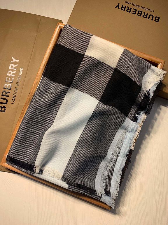 Bu. Boberly's most classic plaid model ~ grain clear fabric is excellent Nepalese cashmere raw materials. The touch is soft and delicate like a baby's skin. Scarf four sides scattered whiskers dynamic and energetic! On t