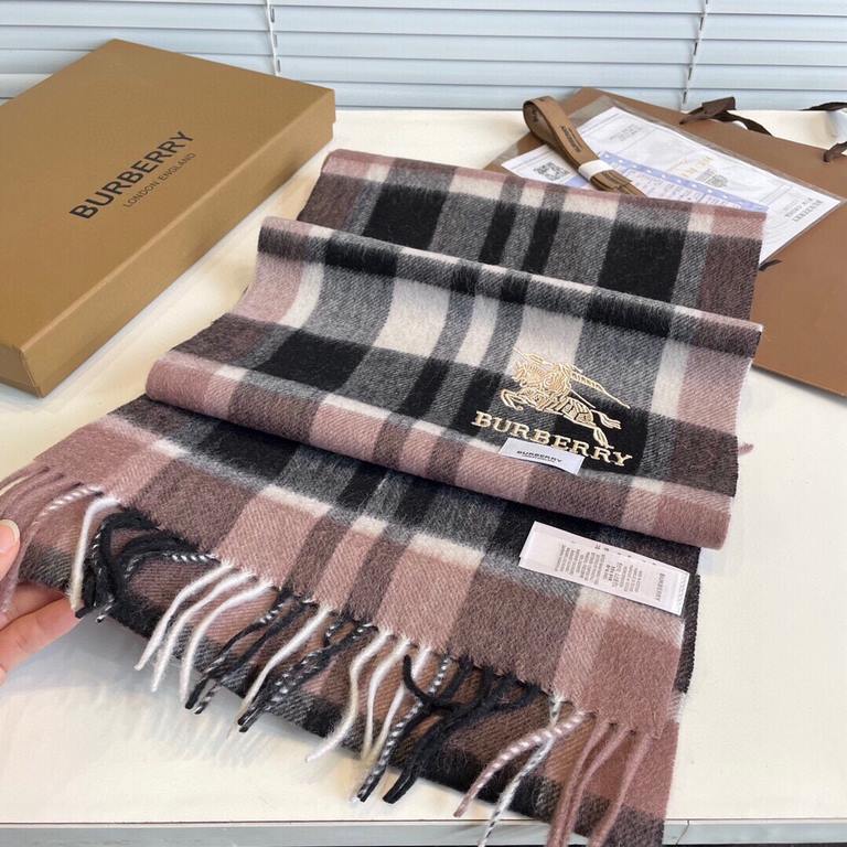 Burberry arrived the attention of the war horse embroidery standard new color all the latest official website color, the highest quality of young designers launched the latest concept, with the tonal yarn dyeing and then