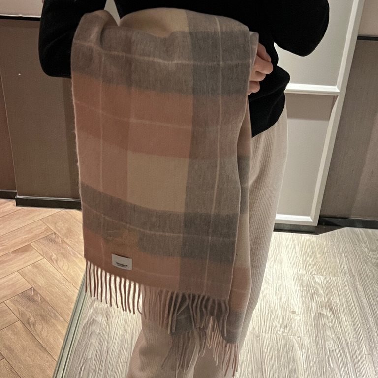 Price. Burberry - Burberry Reversible ScarfGood looking going crazy, so stylish and glamorous Very svelte and stylish fallwinter piece! I really like it, very Classical men's design  100% lamb's wool, feel really absolut