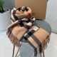 Price Heavy recommended   [top foreign single]   fire N years of the classic grid, when the trend of people have several Burberry scarves in the closet, a small scarf its role can not be underestimated, it is absolutely 