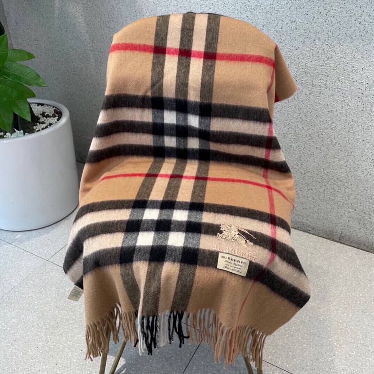 Price Heavy recommended   [top foreign single]   fire N years of the classic grid, when the trend of people have several Burberry scarves in the closet, a small scarf its role can not be underestimated, it is absolutely 