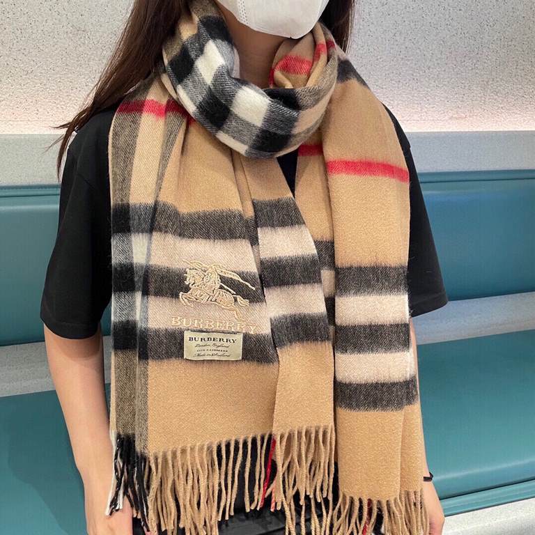 Price Heavy recommended   [top foreign single]   fire N years of the classic grid, when the trend of people have several Burberry scarves in the closet, a small scarf its role can not be underestimated, it is absolutely 