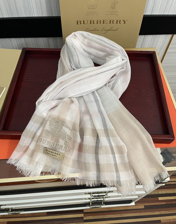 P explosive models   Burberry gold silk cashmere   heavy recommended   too beautiful   hot N years of plaid, everyone loves   when the tide of people have several Bajaja scarves in the closet,   a change of scarves will 