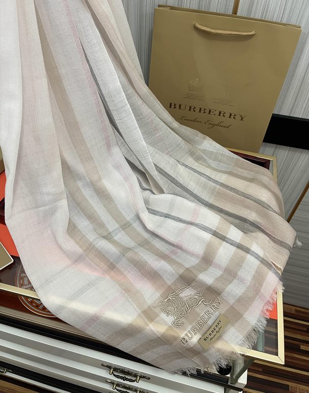 P explosive models   Burberry gold silk cashmere   heavy recommended   too beautiful   hot N years of plaid, everyone loves   when the tide of people have several Bajaja scarves in the closet,   a change of scarves will 