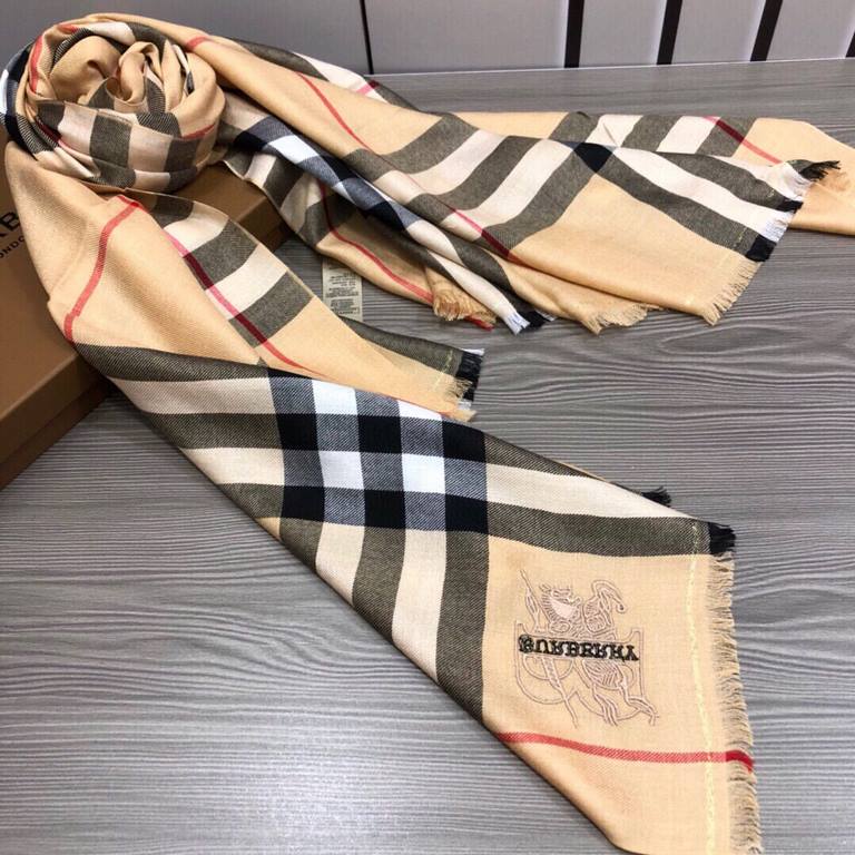 heavy recommended    fire N years of the classic grid, when the trend of people have several Burberry scarf in the closet, a small scarf its role can not be underestimated, it is absolutely for wearing the role of the dr