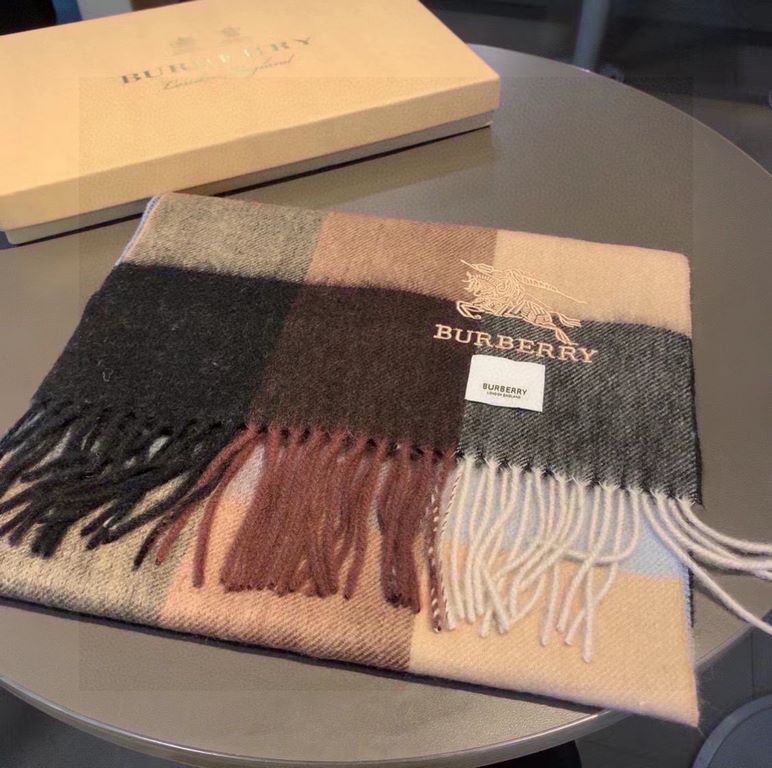 Burberry men's and women's scarves, the style is very masculine, is classic and generous  The fabric used is a guest lamb's wool, delicate softness are very good, very beautiful. The upper body effect is unbeatable good-