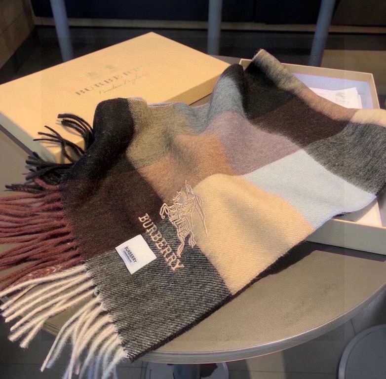 Burberry men's and women's scarves, the style is very masculine, is classic and generous  The fabric used is a guest lamb's wool, delicate softness are very good, very beautiful. The upper body effect is unbeatable good-