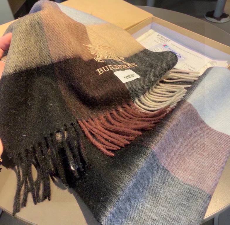 Burberry men's and women's scarves, the style is very masculine, is classic and generous  The fabric used is a guest lamb's wool, delicate softness are very good, very beautiful. The upper body effect is unbeatable good-