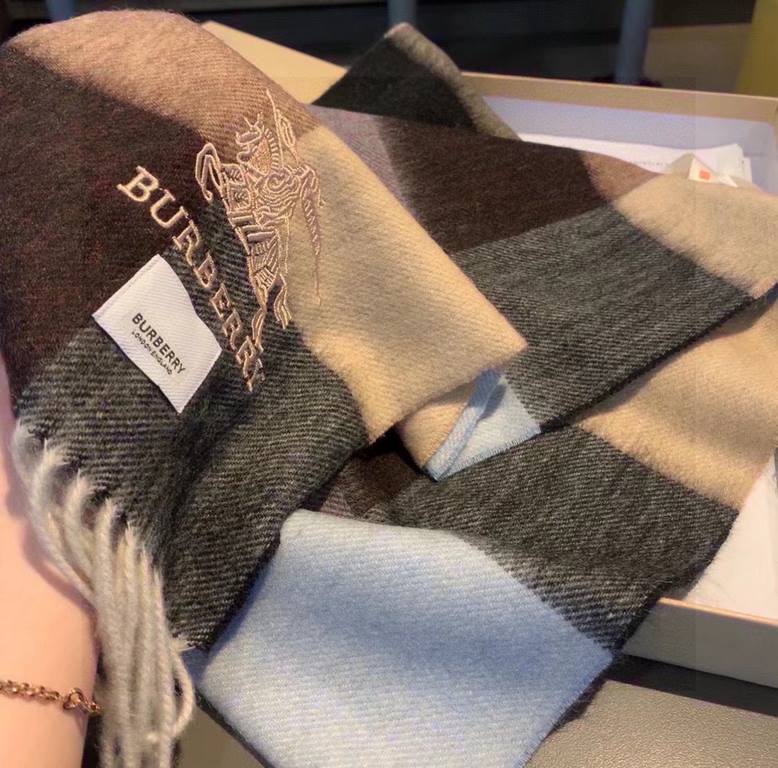 Burberry men's and women's scarves, the style is very masculine, is classic and generous  The fabric used is a guest lamb's wool, delicate softness are very good, very beautiful. The upper body effect is unbeatable good-