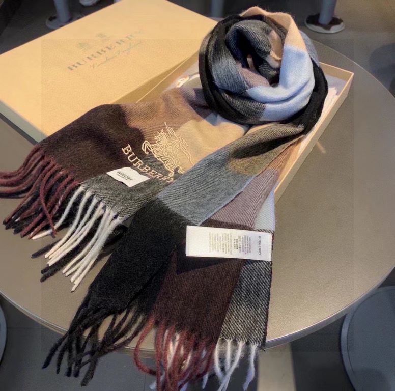 Burberry men's and women's scarves, the style is very masculine, is classic and generous  The fabric used is a guest lamb's wool, delicate softness are very good, very beautiful. The upper body effect is unbeatable good-