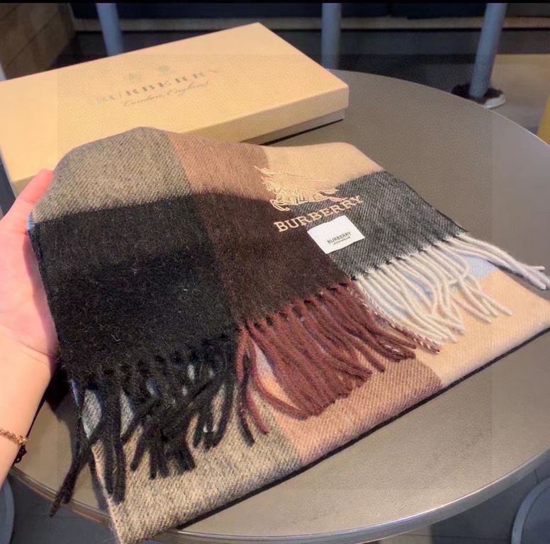 Burberry men's and women's scarves, the style is very masculine, is classic and generous  The fabric used is a guest lamb's wool, delicate softness are very good, very beautiful. The upper body effect is unbeatable good-