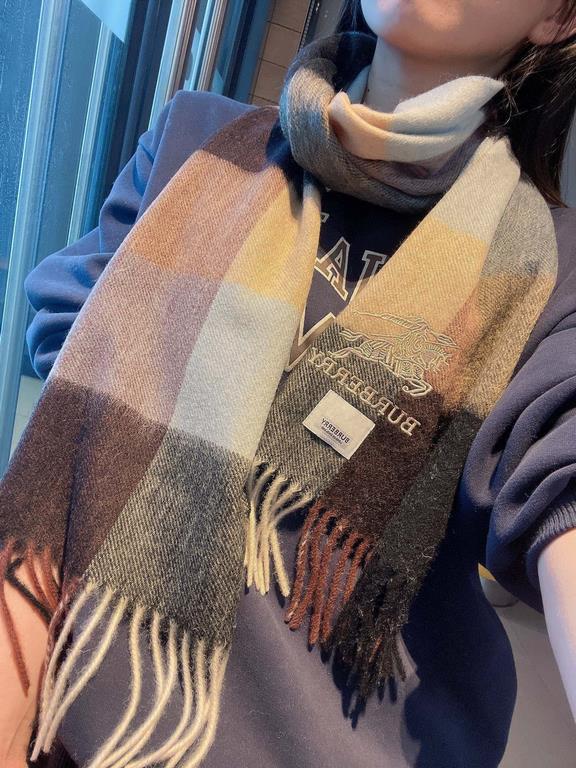 Burberry men's and women's scarves, the style is very masculine, is classic and generous  The fabric used is a guest lamb's wool, delicate softness are very good, very beautiful. The upper body effect is unbeatable good-