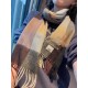 Burberry men's and women's scarves, the style is very masculine, is classic and generous  The fabric used is a guest lamb's wool, delicate softness are very good, very beautiful. The upper body effect is unbeatable good-