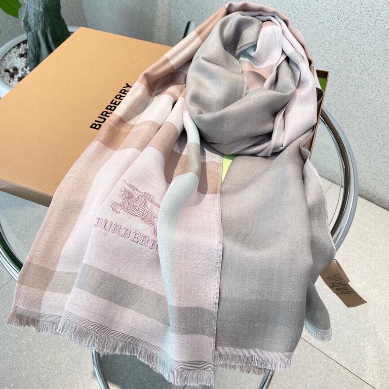 Heavyweight recommended   [top foreign single]   fire N years of the classic grid, when the trend of people have several Burberry scarves in the closet, a small scarf its role can not be underestimated, it is absolutely 