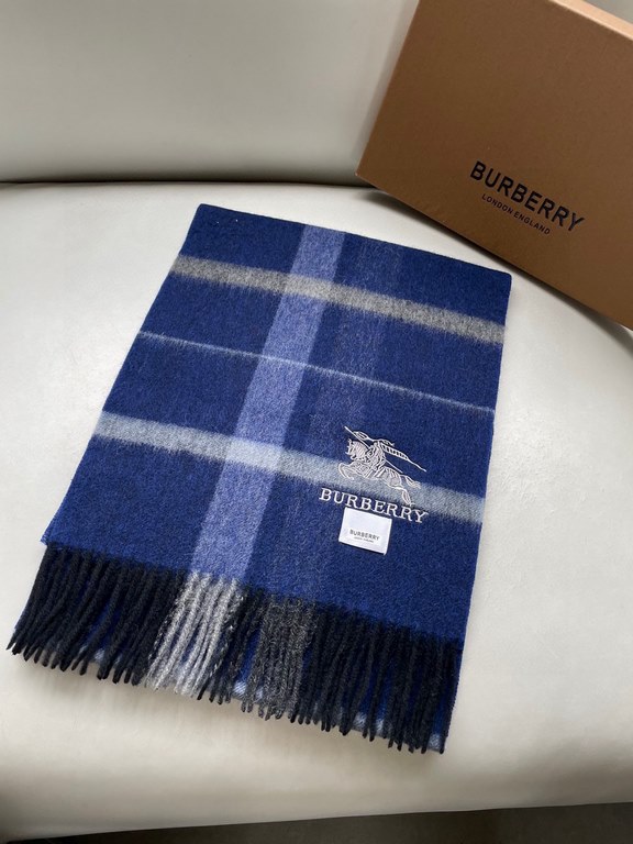 Barberry's newest plaid men's and women's welfare models   The classic plaid blended velvet scarf of the hallowed royalty Barba's War Horse  Exclusive Channel Goods bulingbuling collection! Hand one! Give a good gift for