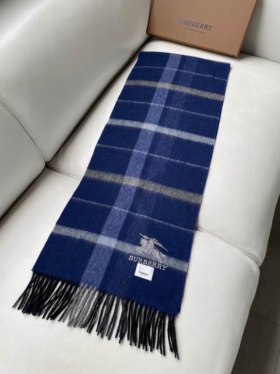 Barberry's newest plaid men's and women's welfare models   The classic plaid blended velvet scarf of the hallowed royalty Barba's War Horse  Exclusive Channel Goods bulingbuling collection! Hand one! Give a good gift for