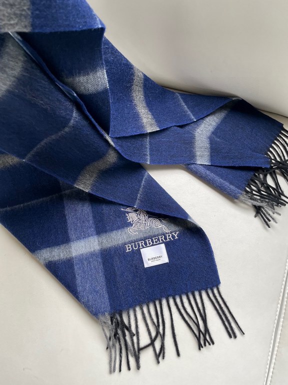 Barberry's newest plaid men's and women's welfare models   The classic plaid blended velvet scarf of the hallowed royalty Barba's War Horse  Exclusive Channel Goods bulingbuling collection! Hand one! Give a good gift for