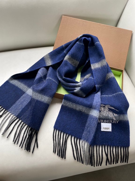 Barberry's newest plaid men's and women's welfare models   The classic plaid blended velvet scarf of the hallowed royalty Barba's War Horse  Exclusive Channel Goods bulingbuling collection! Hand one! Give a good gift for