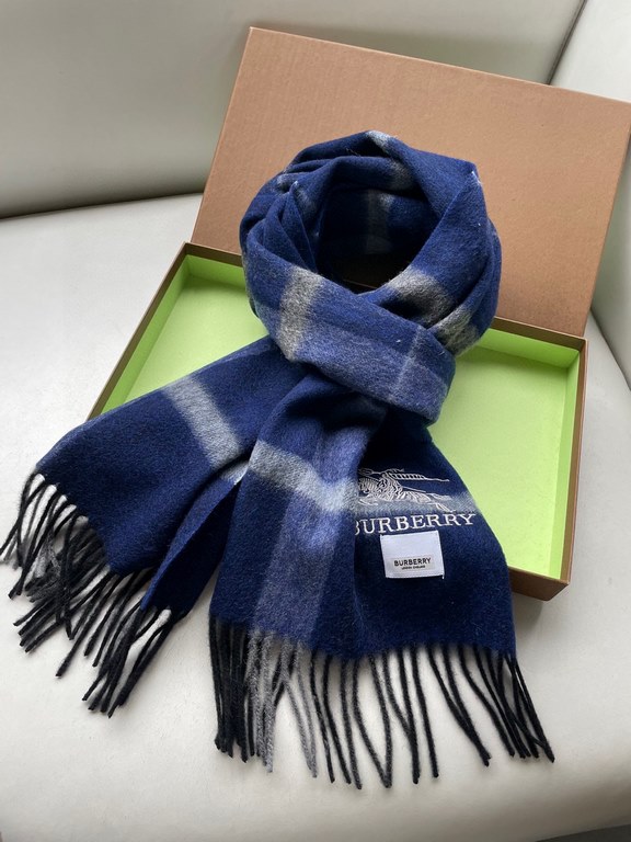 Barberry's newest plaid men's and women's welfare models   The classic plaid blended velvet scarf of the hallowed royalty Barba's War Horse  Exclusive Channel Goods bulingbuling collection! Hand one! Give a good gift for