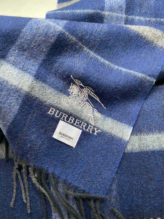 Barberry's newest plaid men's and women's welfare models   The classic plaid blended velvet scarf of the hallowed royalty Barba's War Horse  Exclusive Channel Goods bulingbuling collection! Hand one! Give a good gift for