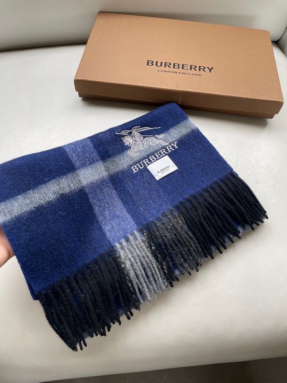 Barberry's newest plaid men's and women's welfare models   The classic plaid blended velvet scarf of the hallowed royalty Barba's War Horse  Exclusive Channel Goods bulingbuling collection! Hand one! Give a good gift for