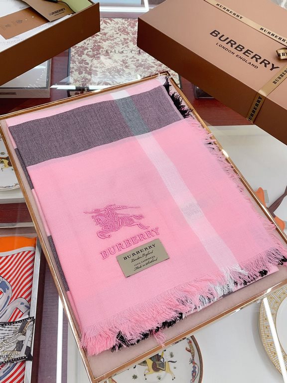 Highlight!!! Premium cozy chic temperament, trust me just take it!!! this soft scarf from Burberry that touches the heart, inimitable color and temperament!!!! Scarf light and shadow will also have a very beautiful speci