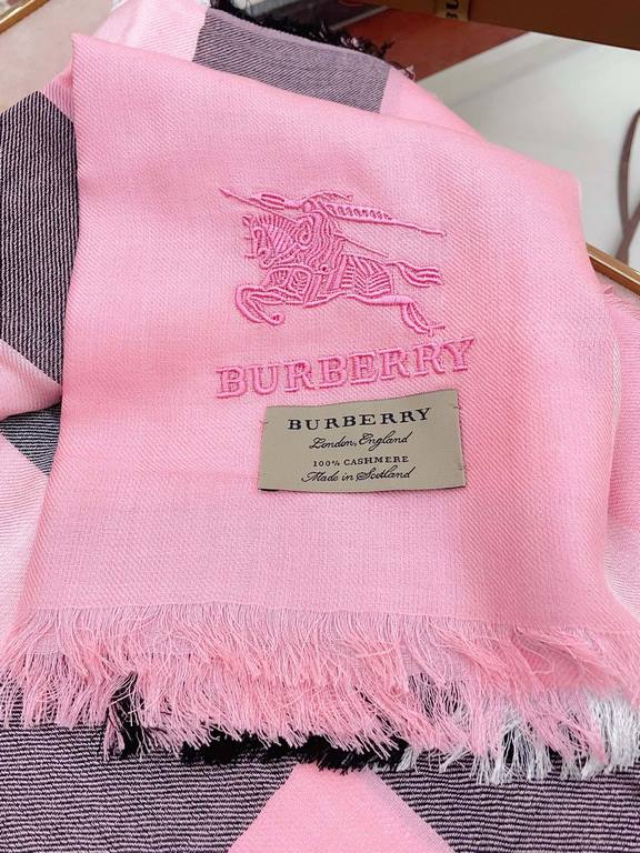 Highlight!!! Premium cozy chic temperament, trust me just take it!!! this soft scarf from Burberry that touches the heart, inimitable color and temperament!!!! Scarf light and shadow will also have a very beautiful speci