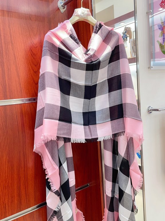 Highlight!!! Premium cozy chic temperament, trust me just take it!!! this soft scarf from Burberry that touches the heart, inimitable color and temperament!!!! Scarf light and shadow will also have a very beautiful speci