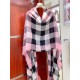 Highlight!!! Premium cozy chic temperament, trust me just take it!!! this soft scarf from Burberry that touches the heart, inimitable color and temperament!!!! Scarf light and shadow will also have a very beautiful speci