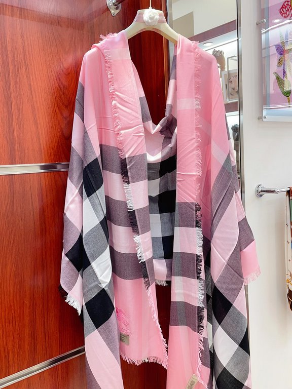 Highlight!!! Premium cozy chic temperament, trust me just take it!!! this soft scarf from Burberry that touches the heart, inimitable color and temperament!!!! Scarf light and shadow will also have a very beautiful speci