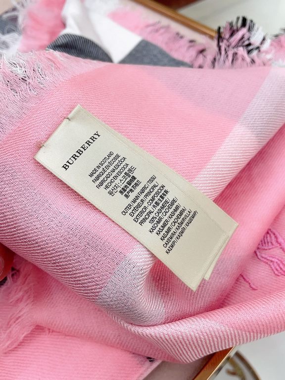 Highlight!!! Premium cozy chic temperament, trust me just take it!!! this soft scarf from Burberry that touches the heart, inimitable color and temperament!!!! Scarf light and shadow will also have a very beautiful speci