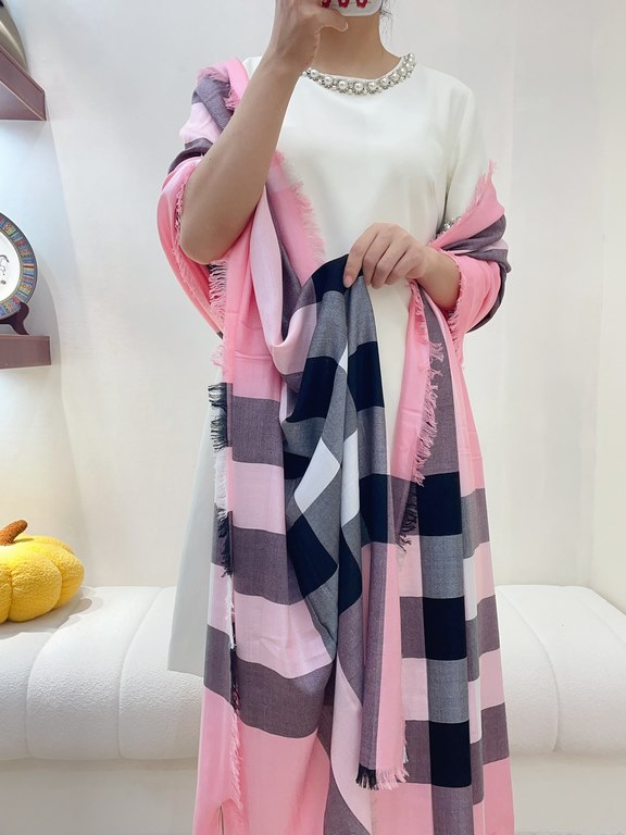 Highlight!!! Premium cozy chic temperament, trust me just take it!!! this soft scarf from Burberry that touches the heart, inimitable color and temperament!!!! Scarf light and shadow will also have a very beautiful speci