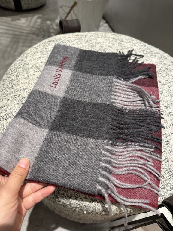 L V [Men's and Women's Scarves] Rage to keep it for yourself, a rare high-end men's style! Family benefits! Burberry very positive men's scarf ~ fabric big love, very soft and delicate comfortable, light water ripple! At