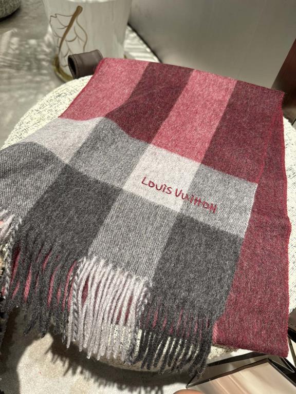 L V [Men's and Women's Scarves] Rage to keep it for yourself, a rare high-end men's style! Family benefits! Burberry very positive men's scarf ~ fabric big love, very soft and delicate comfortable, light water ripple! At