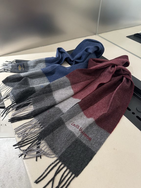 L V [Men's and Women's Scarves] Rage to keep it for yourself, a rare high-end men's style! Family benefits! Burberry very positive men's scarf ~ fabric big love, very soft and delicate comfortable, light water ripple! At