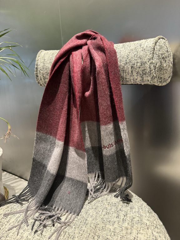 L V [Men's and Women's Scarves] Rage to keep it for yourself, a rare high-end men's style! Family benefits! Burberry very positive men's scarf ~ fabric big love, very soft and delicate comfortable, light water ripple! At