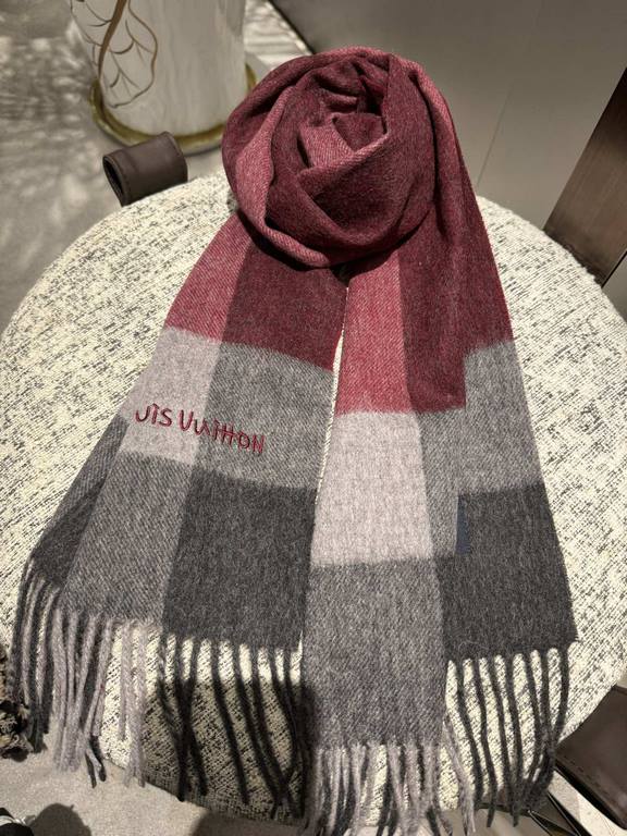 L V [Men's and Women's Scarves] Rage to keep it for yourself, a rare high-end men's style! Family benefits! Burberry very positive men's scarf ~ fabric big love, very soft and delicate comfortable, light water ripple! At