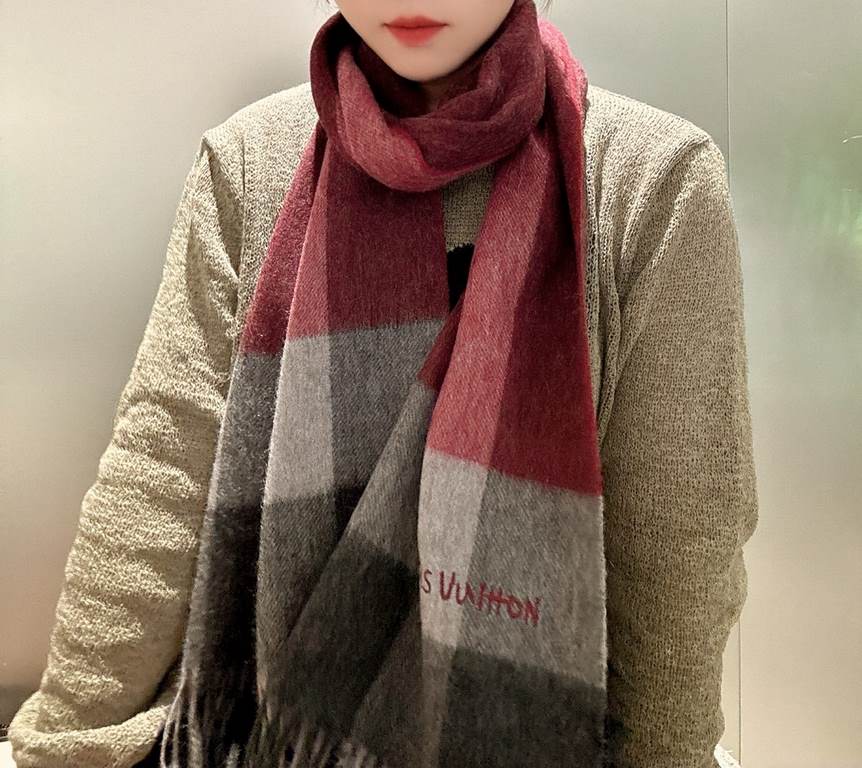 L V [Men's and Women's Scarves] Rage to keep it for yourself, a rare high-end men's style! Family benefits! Burberry very positive men's scarf ~ fabric big love, very soft and delicate comfortable, light water ripple! At