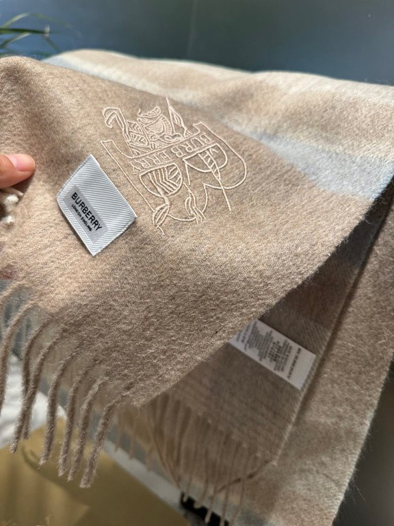 Barberry [Men's and Women's Scarves] Rage to keep for yourself, a rare high-end men's model! Family benefits! Burberry very positive men's scarf ~ fabric big love, very soft and delicate comfortable, light water ripple! 