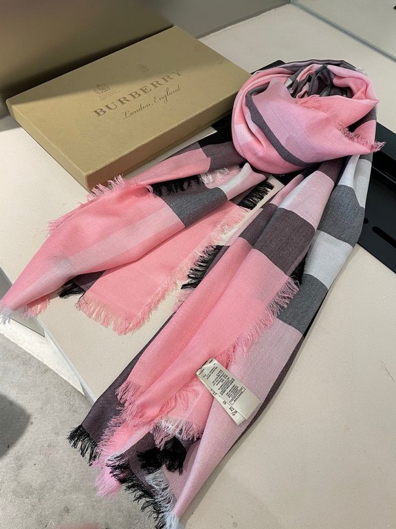 Burberry formal series goods exclusively for flagship store vip      top Scotland imported silk cashmere   incomparable noble elegance Intellectual style   simple atmospheric design    Absolutely not fancy style silk cas