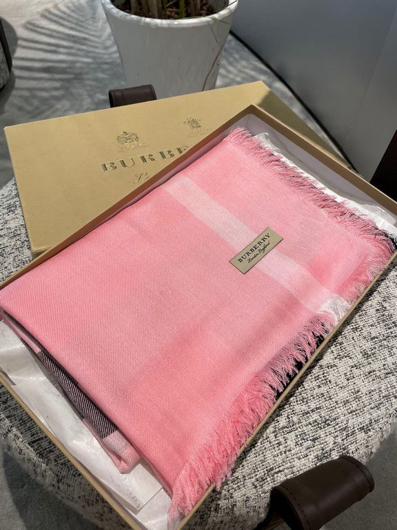 Burberry formal series goods exclusively for flagship store vip      top Scotland imported silk cashmere   incomparable noble elegance Intellectual style   simple atmospheric design    Absolutely not fancy style silk cas